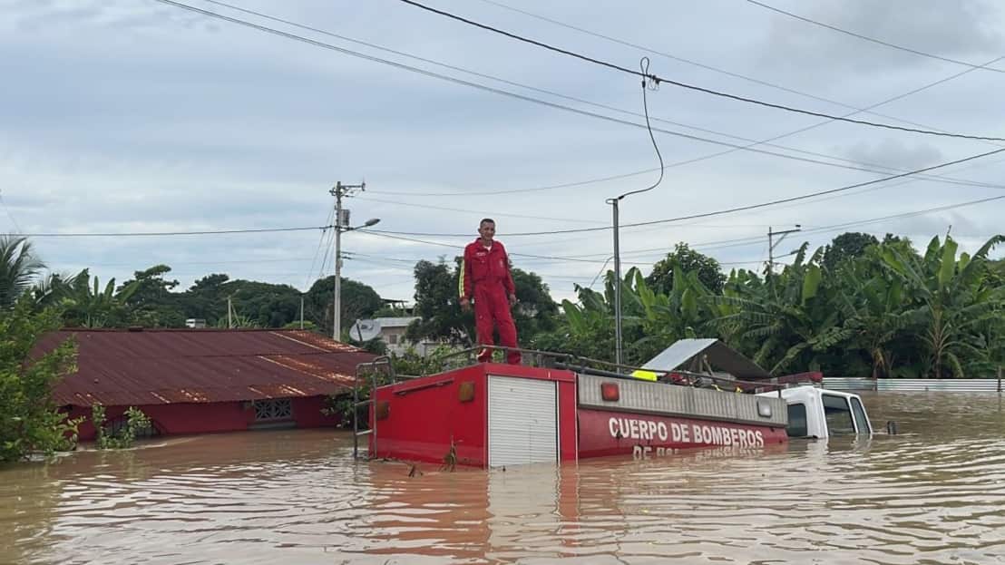 Fotografía cedida por la Fuerza de Tarea Conjunta de las Fuerzas Armas del Ecuador de una inundación en Esmeraldas.