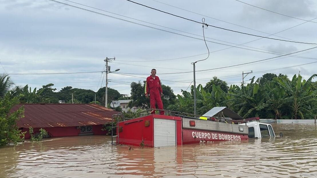 Fotografía cedida por la Fuerza de Tarea Conjunta de las Fuerzas Armas del Ecuador de una inundación en Esmeraldas.