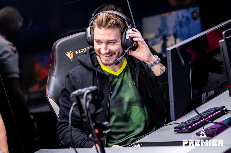 Nicklas Bendtner como Gammer