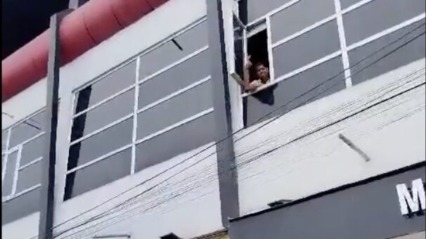 Joven se quedó encerrado en una discoteca tras quedarse dormido.