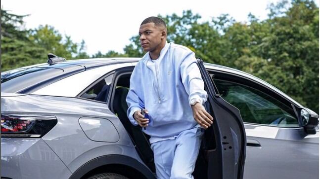 Mbappé en su auto lujoso