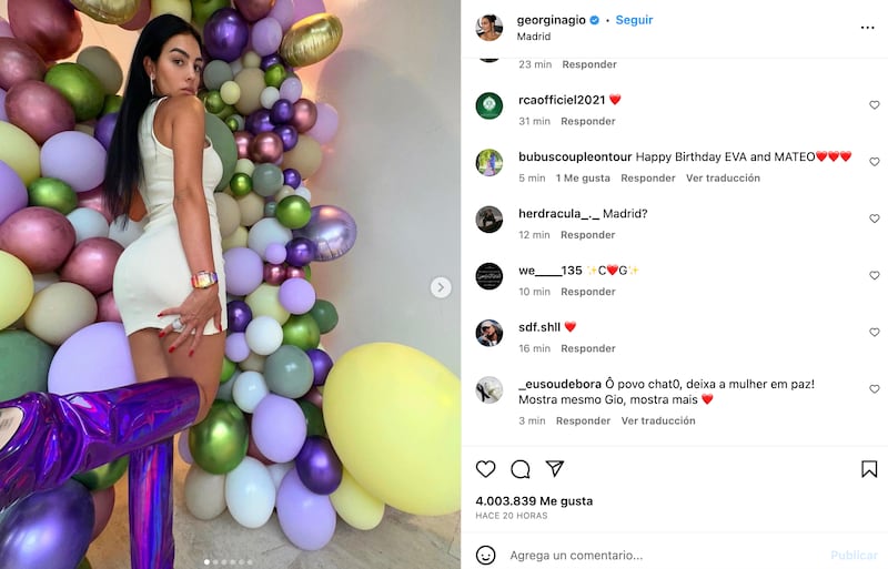 Georgina Rodríguez posa en festejo de sus mellizos Eva y Mateo.