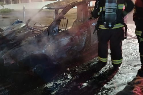 Una casa en llamas, un vehículo incinerado y un volcamiento en Quito este 16 de febrero