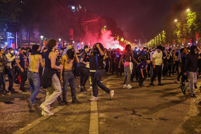 La policía francesa en acción durante los enfrentamientos con los aficionados del PSG que celebran en los Campos Elíseos