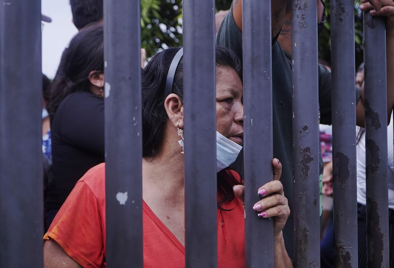“Estamos viviendo un calvario”: familiares de jóvenes desaparecidos exigen respuestas en la morgue de Guayaquil