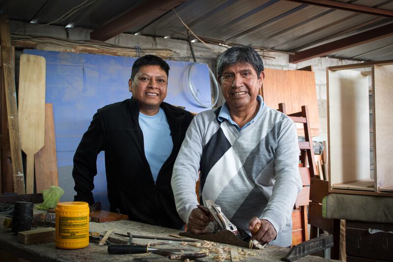 Sebastián y Manuel Ñaupari en su taller.