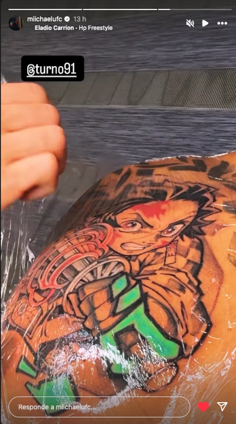 Tatuaje de Michael Morales en conmemoración a Demon Slayer.