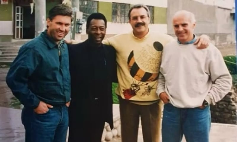 Carlo Ancelotti junto a Pelé en la Copa América 1993
