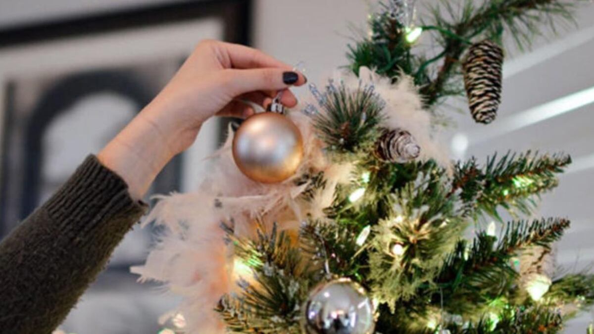 Los 3 objetos que no pueden faltar en tu árbol de Navidad para atraer la abundancia en 2025