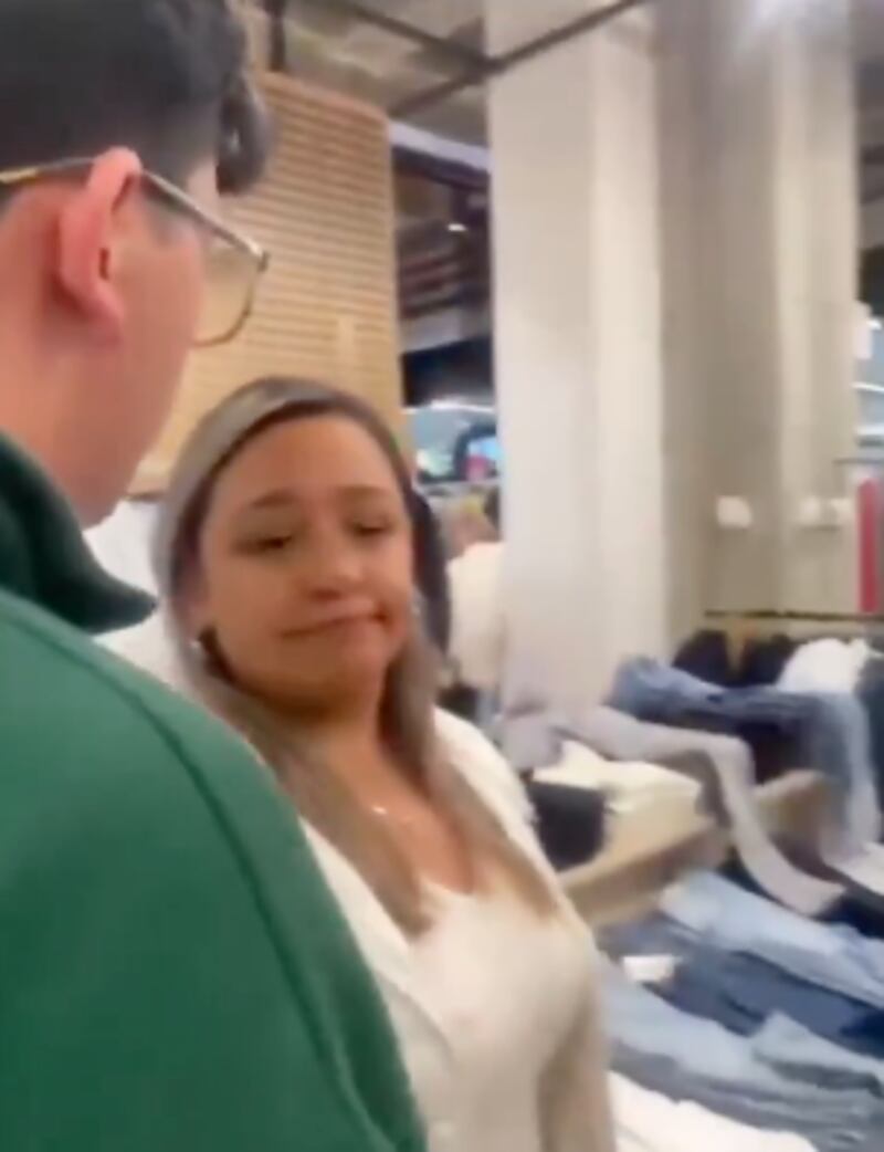 Joven grabó a mujer en vestidor de centro comercial