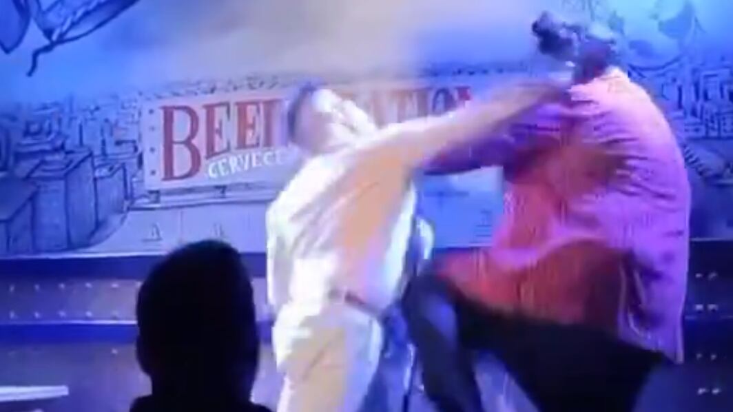 Sujeto golpeó a comediante