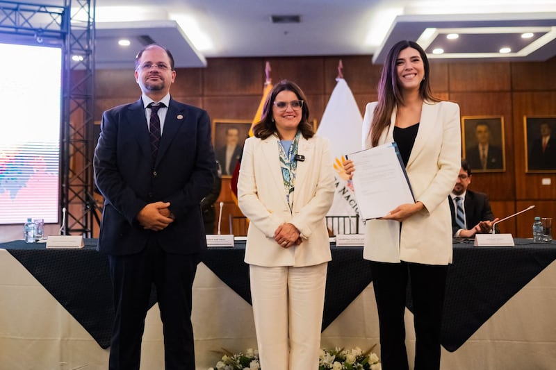 Valentina Centeno recibe proyecto de ley para proteger a la niñez del crimen organizado