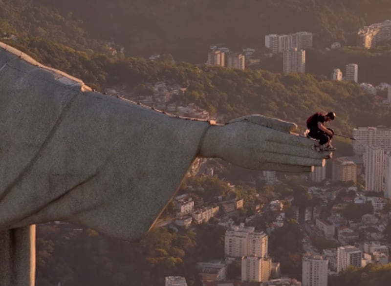 Hombres se lanzan en paracaídas desde el Cristo Redentor en Río de Janeiro