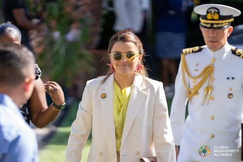 Vicepresidenta María José Pinto aparece de sorpresa a centro de salud de Quito y exige atención a pacientes