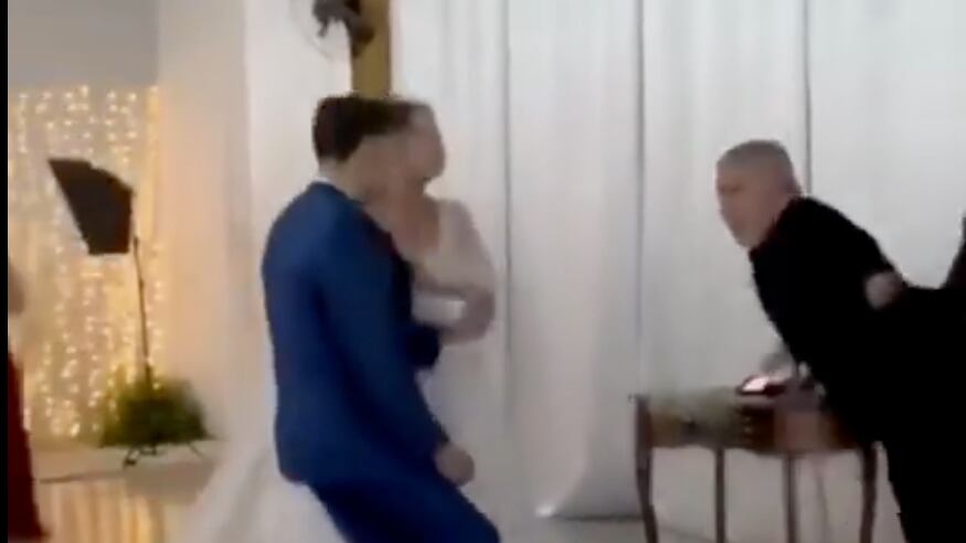Novio se desmaya en su propia boda por esta insólita razón