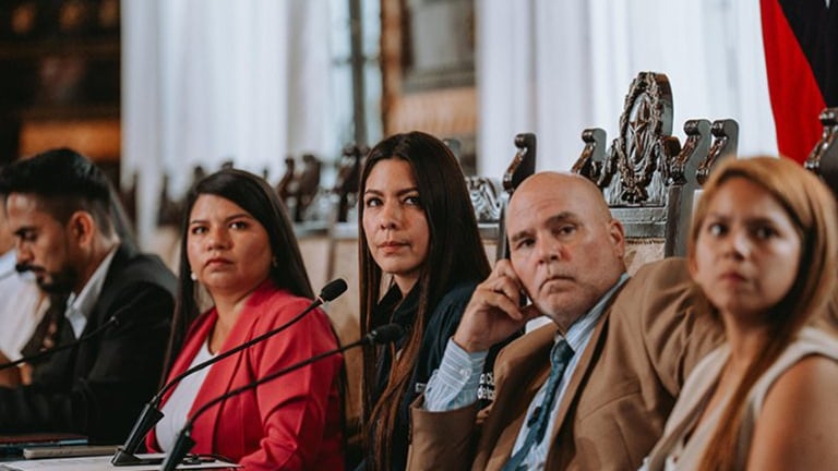 La Comisión de Mesa abrió un plazo de diez días hábiles para que las partes presenten cargos y descargos.