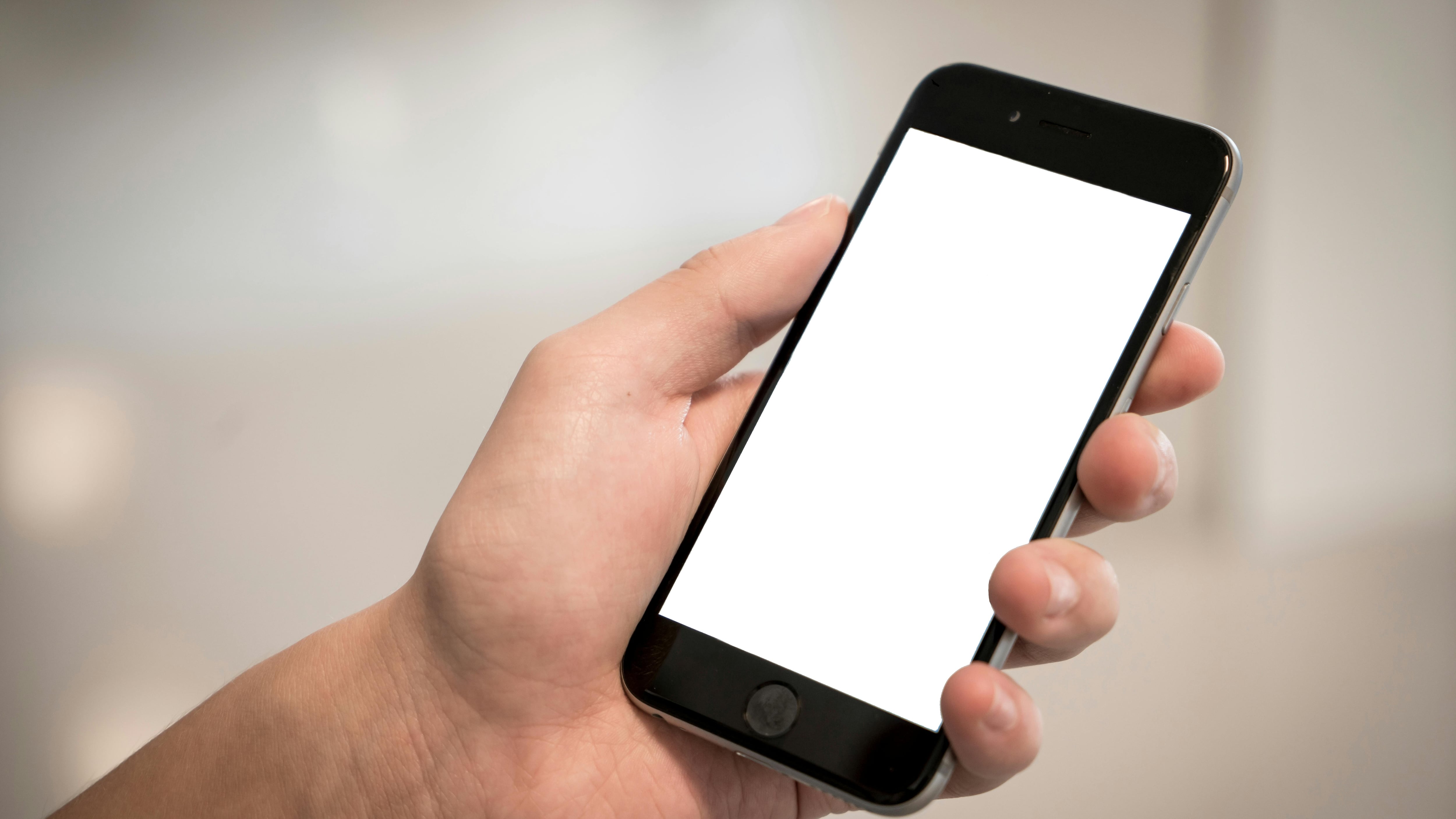 Hombre asesinó a su esposa tras discutir por un celular secreto y fingió que se había suicidado