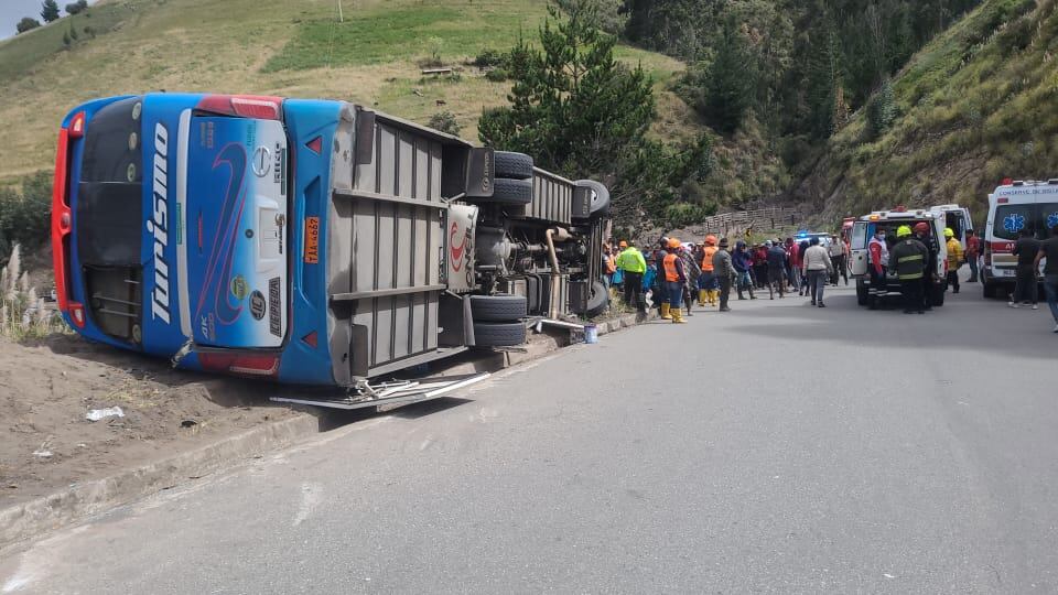 Muere integrante de orquesta "Los del Río" en el volcamiento de bus en la vía Riobamba- Macas