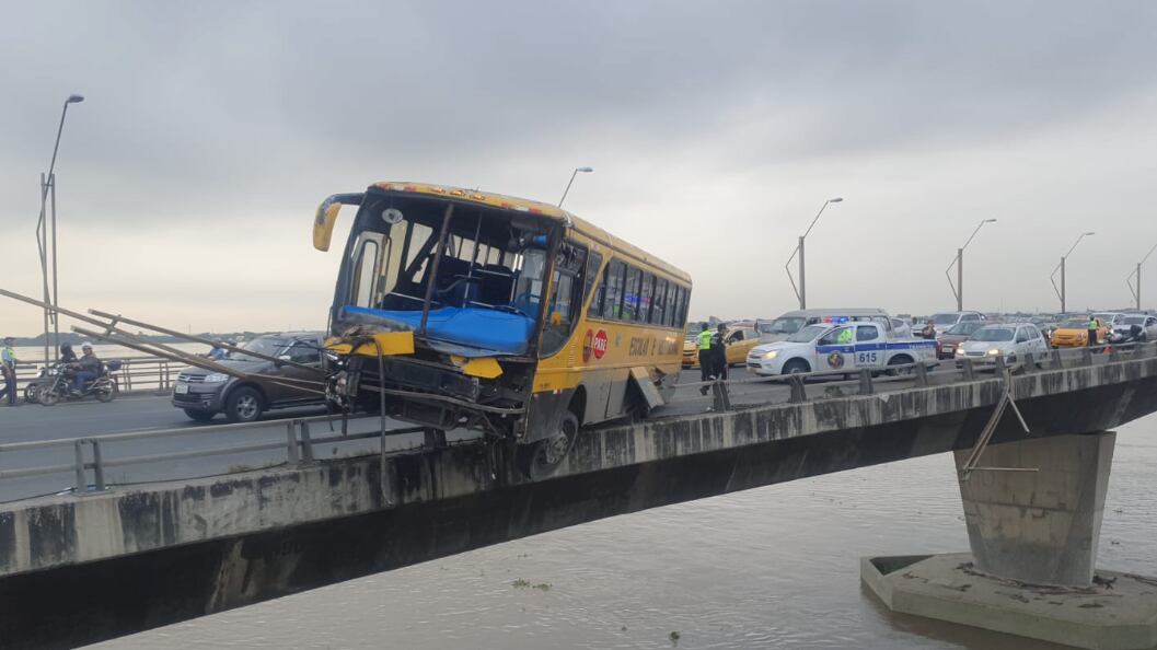 Bus quedó medio suspendido en puente de la Unidad Nacional