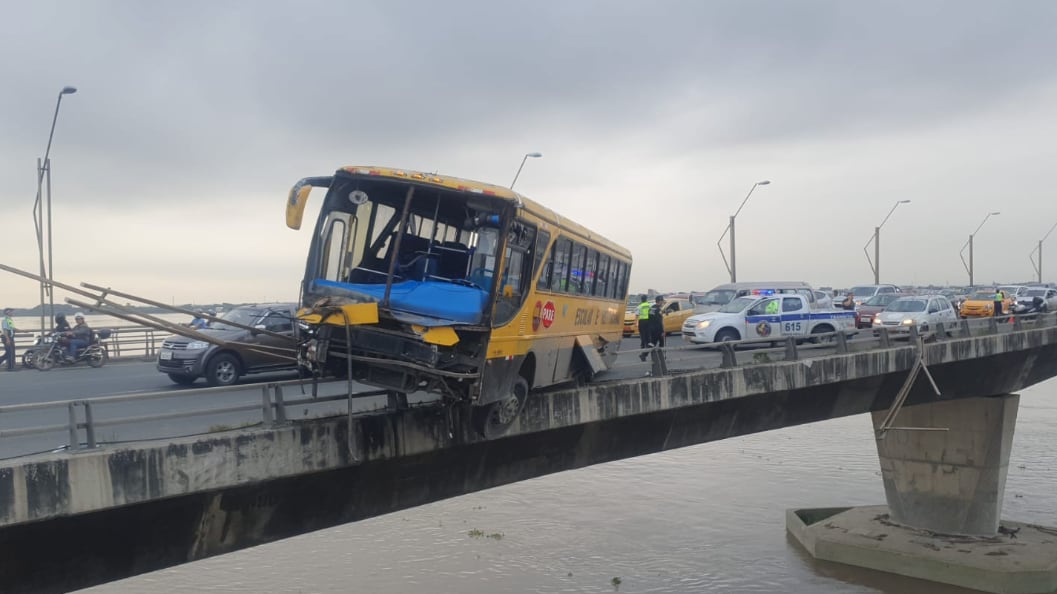 Bus quedó medio suspendido en puente de la Unidad Nacional