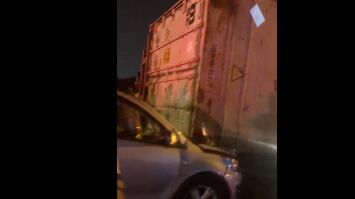 Tráiler aplastó a vehículos en la Perimetral