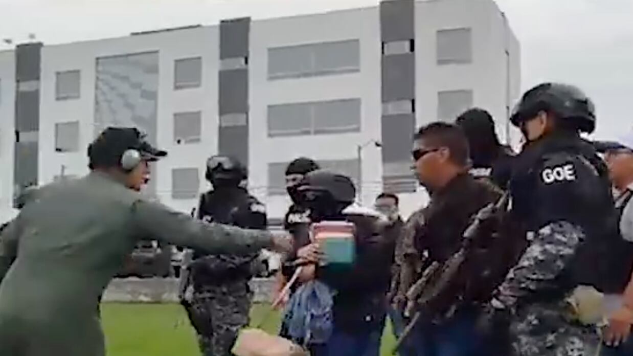 Así se subió al helicóptero Mayra Salazar para ser trasladada hacia Quito