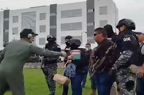 Así se subió al helicóptero Mayra Salazar para ser trasladada hacia Quito