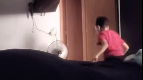 Dejó una cámara en el cuarto de su hijo, captó actividad paranormal y el video aterrorizó a las redes