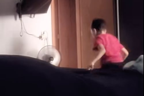 Dejó una cámara en el cuarto de su hijo, captó actividad paranormal y el video aterrorizó a las redes