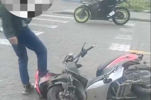 VIDEO: conductor destruyó su propia motocicleta durante un operativo en Quito
