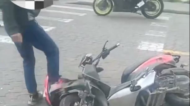 VIDEO: conductor destruyó su propia motocicleta durante un operativo en Quito