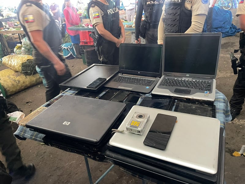 Laptops, celulares y hasta microondas de dudosa procedencia fueron incautados en mercado del sur de Quito