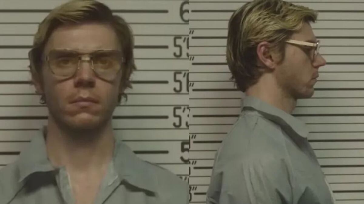 Evan Peters como Jeffre Dahmer