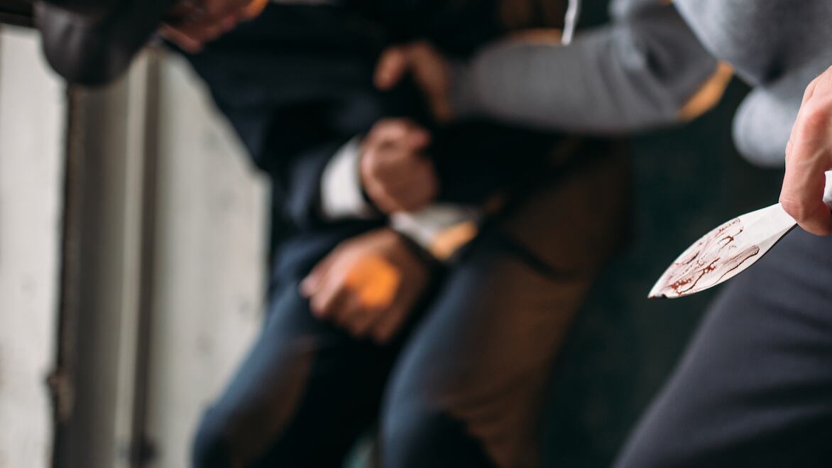 Imagen de una persona con un puñal en mano y hiere a otra. No corresponde al hecho en cuestión