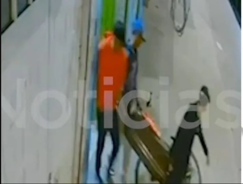 Momento en que sacan el cuerpo de Kevin Santiago Ángel en una maleta