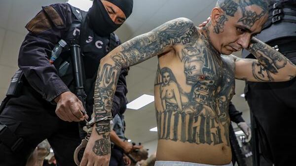 Traslado de pandilleros en El Salvador