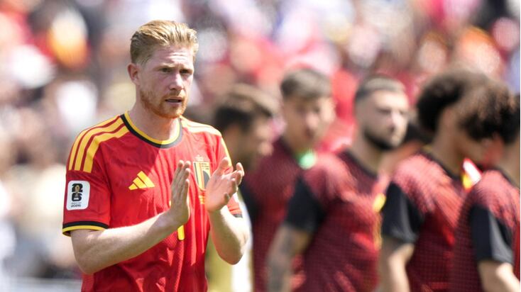 El mediocampista belga, Kevin De Bruine, aplaude el esfuerzo de sus compañeros en el empate (1-1) frente al Egipto de Mohamed Salah.