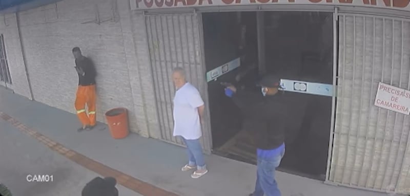 Cámara de seguridad captó el momento en que un hombre es ejecutado afuera de un hotel en Sinop, Brasil.