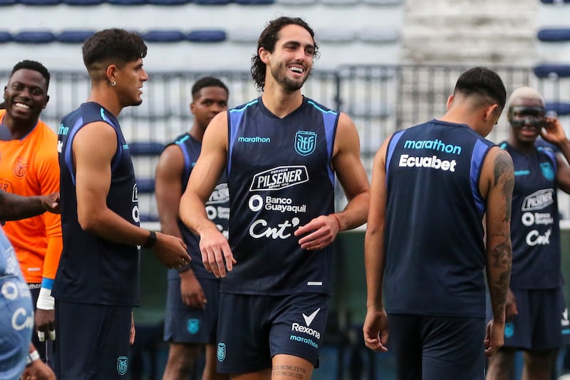 AME2754. GUAYAQUIL (ECUADOR), 02/06/2025.- Los jugadores de la selección de fútbol de Ecuador Piero Incapie (i) y Leonardo Campana (c) participan en un entrenamiento este lunes, en el estadio George Capwell en Guayaquil (Ecuador). EFE/Jonathan Miranda