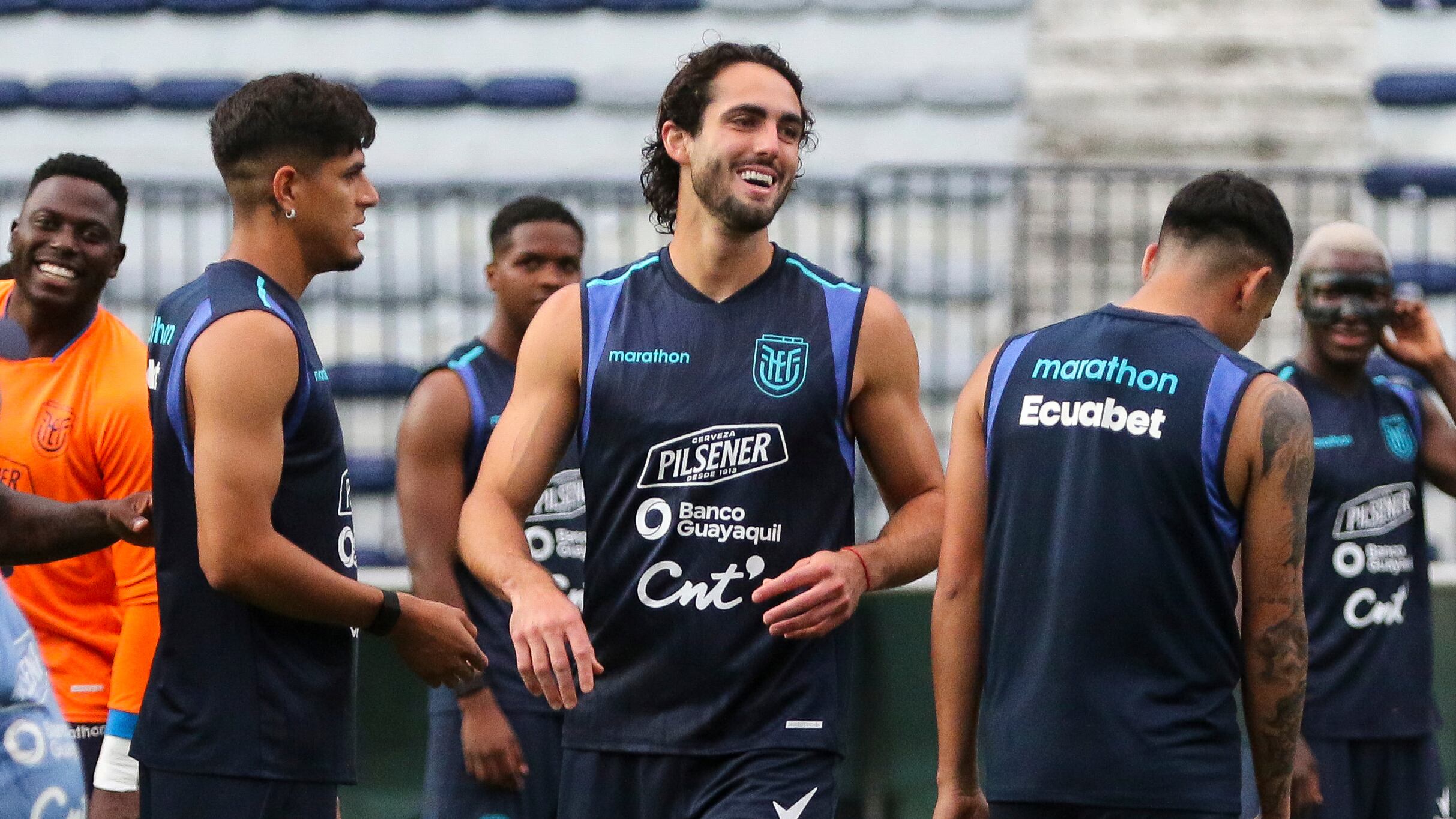AME2754. GUAYAQUIL (ECUADOR), 02/06/2025.- Los jugadores de la selección de fútbol de Ecuador Piero Incapie (i) y Leonardo Campana (c) participan en un entrenamiento este lunes, en el estadio George Capwell en Guayaquil (Ecuador). EFE/Jonathan Miranda