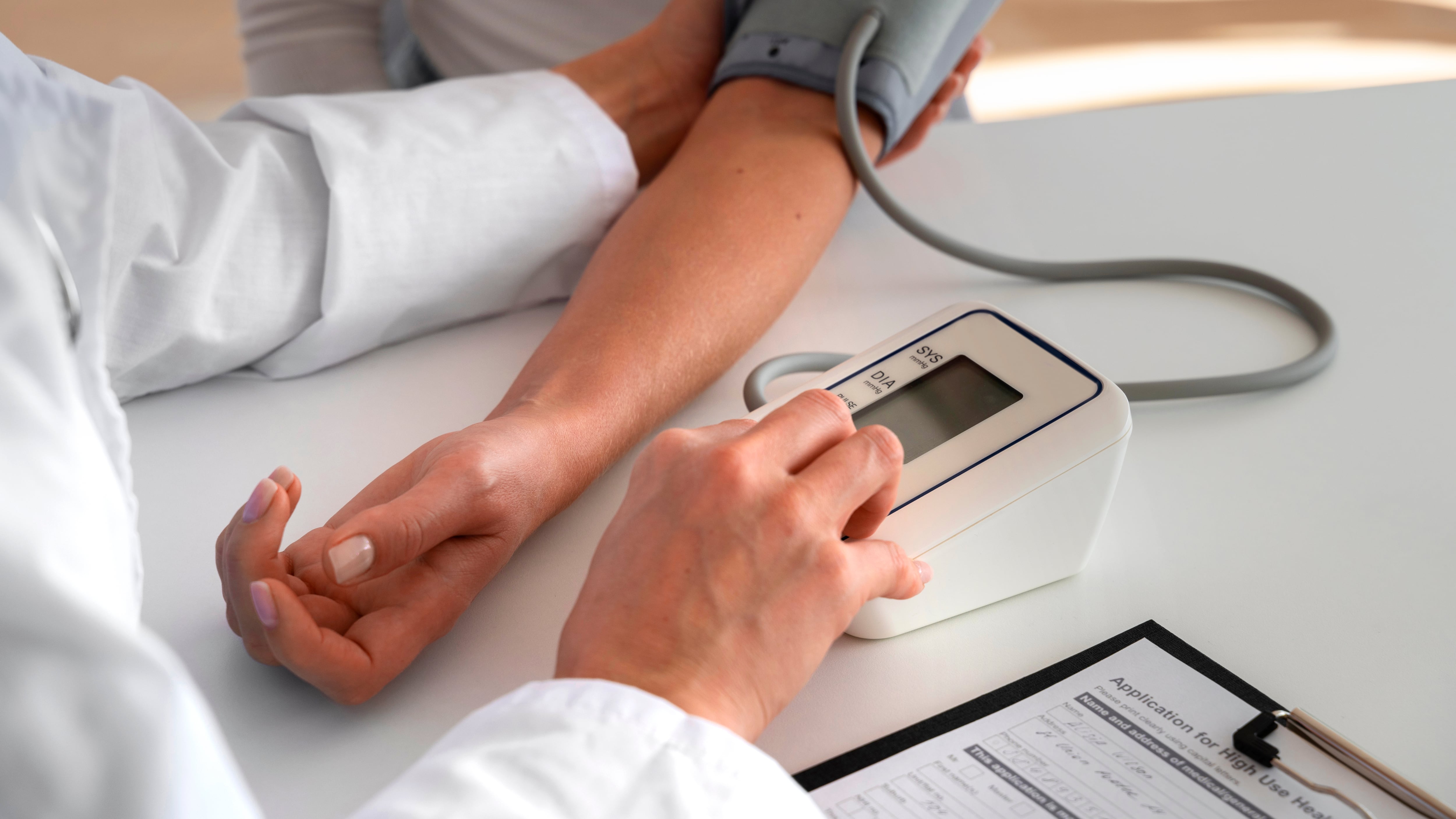 Muchas personas tienen hipertensión y no lo saben. Conoce los riesgos para la salud y qué cambios pueden ayudar a prevenirla y mantenerla bajo control. Foto: Magnific.