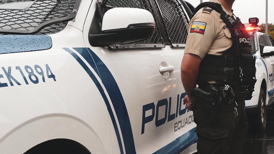 Golpean a policía hasta dejarlo inconsciente y le roban su arma en Quito
