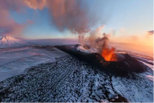 El volcán que expulsa oro en polvo: ¿Por qué ocurre este fenómeno y dónde se ubica?