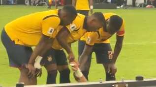 Pervis Estupiñán acomodándole el dedo a Hernán Galíndez