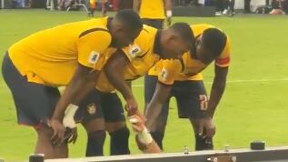 Pervis Estupiñán acomodándole el dedo a Hernán Galíndez