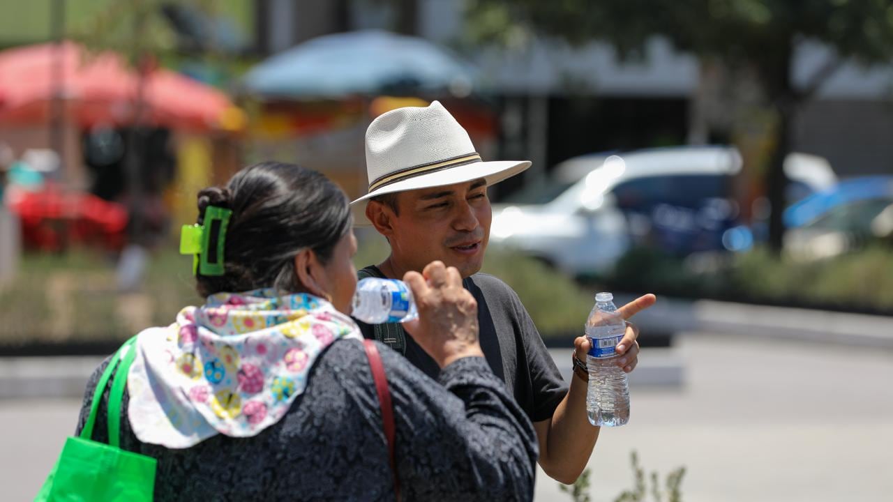 Los transeúntes estaban agobiados por el intenso sol.