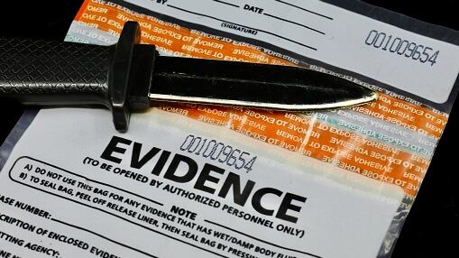 Hallan a joven sin vida por herida corto punzante en el cuello, en el norte de Quito