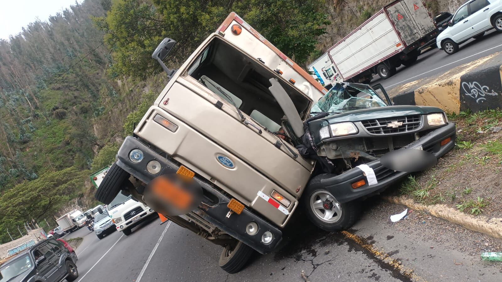 Accidente de tránsito en la Av. Simón Bolívar deja una persona atrapada en Guápulo