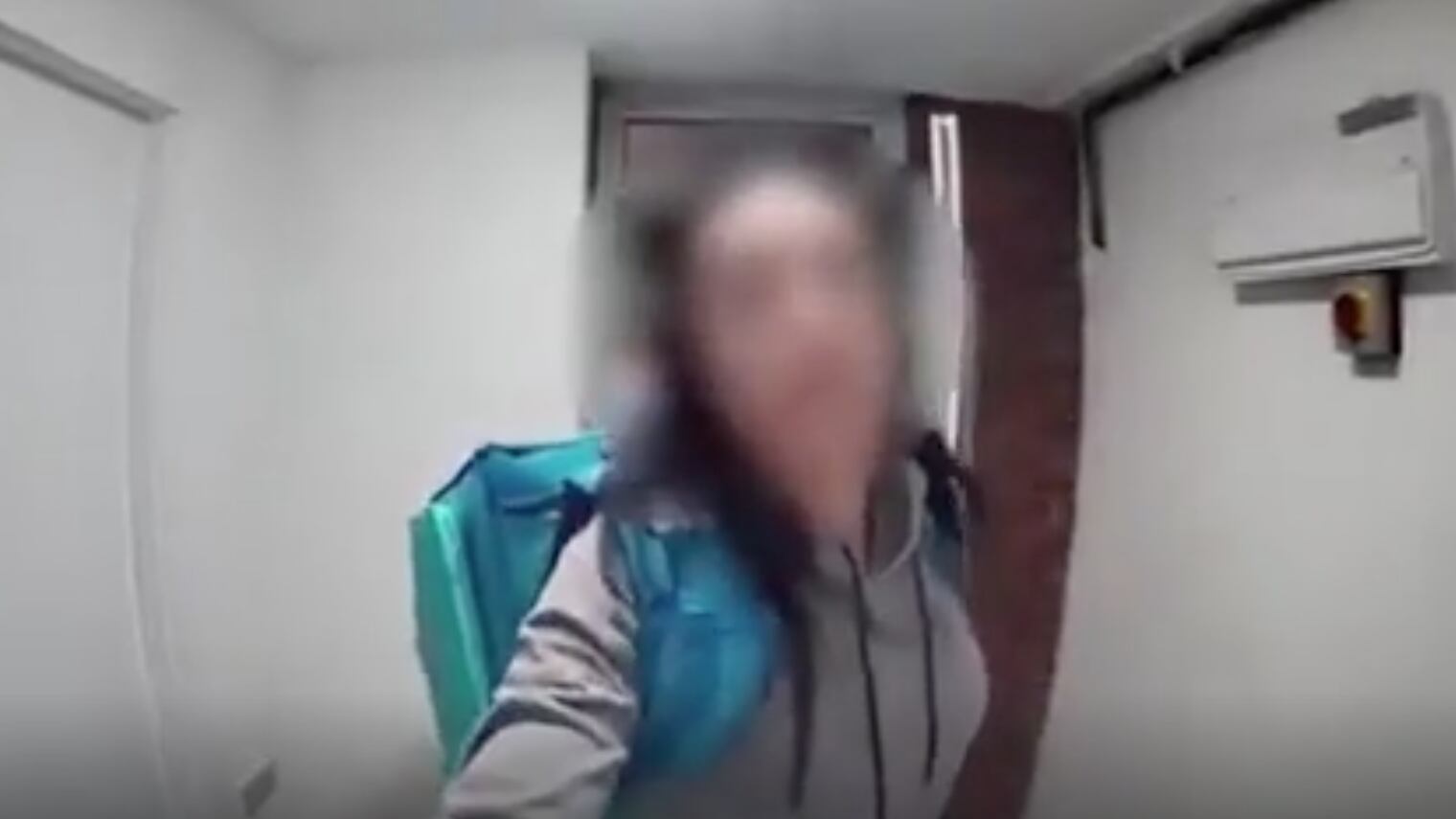 Repartidora descubrió que su marido le está siendo infiel al llevar un pedido a casa de la amante.