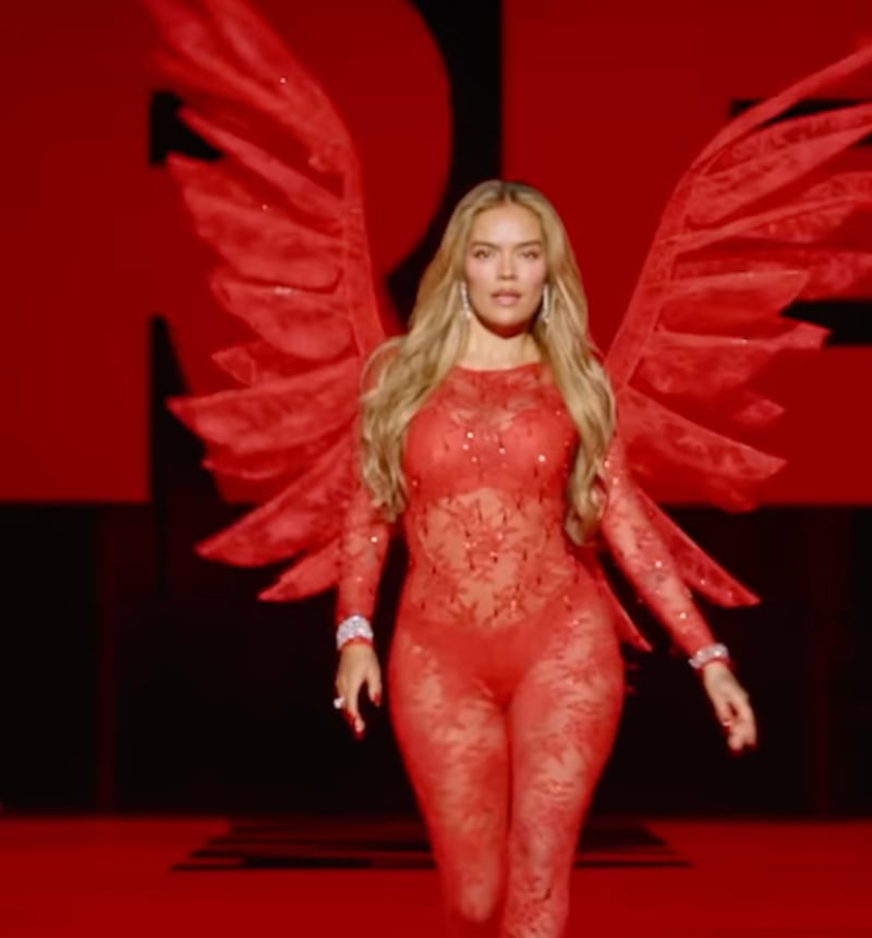 Karol G lució un enterizo rojo escarlata y alas gigantes durante su actuación en el Victoria’s Secret Fashion Show 2025 en Nueva York.